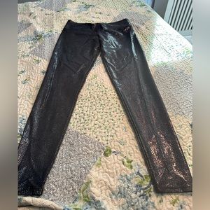 Stunning NWOT Onzie iridescent mermaid leggings. M/L